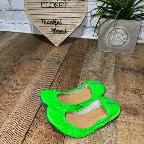 Tieks Ballet Flats  Size 5 Galactic Green Neon
Excellent condition - Picture 10 of 10